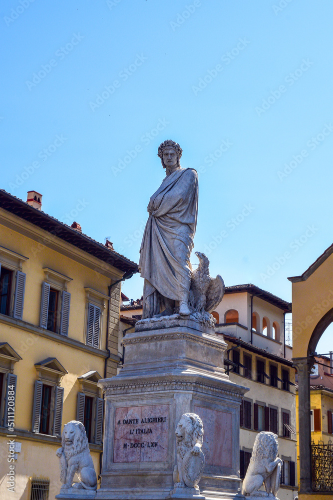 Fototapeta premium statue of saint francis in town