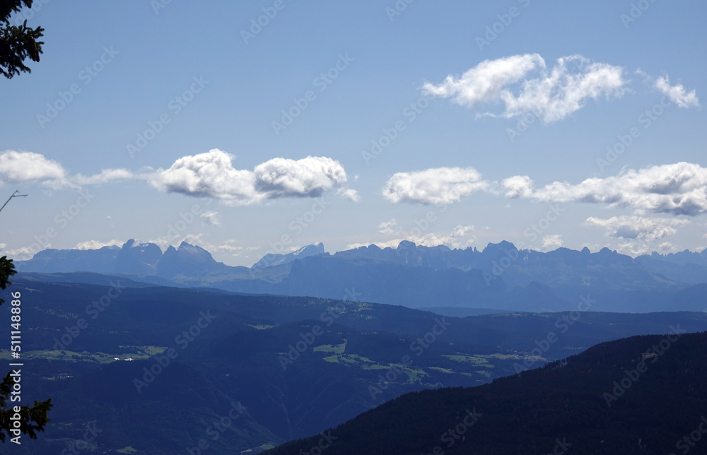 Blick aus dem Vinschgau zu den Dolomiten