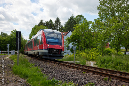 Fototapeta Naklejka Na Ścianę i Meble -  Bahn fährt durch sommerliche Naturlandschaft