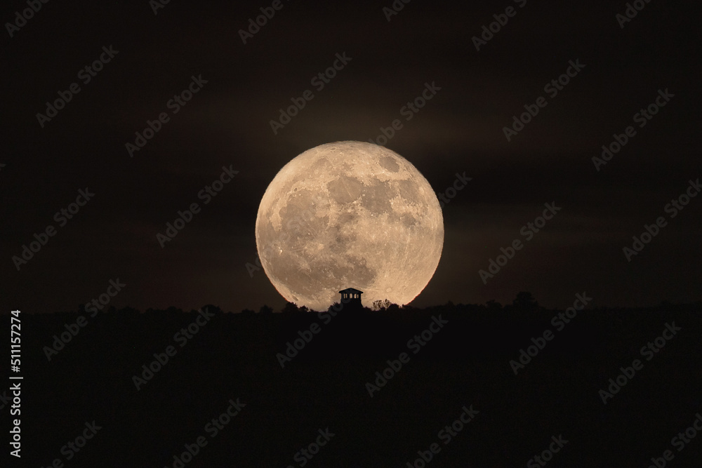full moon over the city ,
super luna luna de fresa
