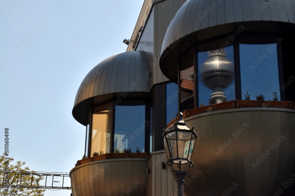 Kugel des Fernsehturms spiegelt sich in einer Retrofassade in Berlin