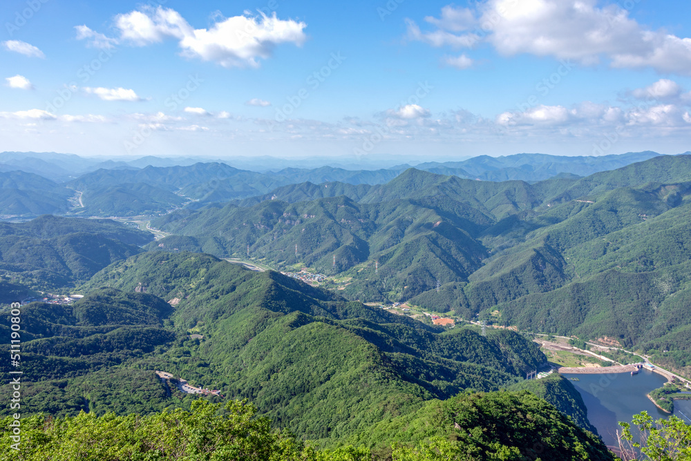Fototapeta premium 적상산에서 정상에서 본 산과 하늘이 보이는 풍경-A view of the mountains and sky from the summit of Jeoksangsan Mountain