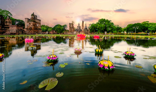 Foto Wide view of Wat Mahathat Sukhothai, Thailand with lilies and Krathong, lotis-like on the pool