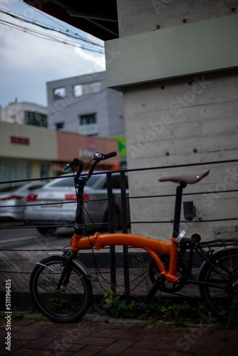 거리에 세워진 자전거 bicycle parked on the street 