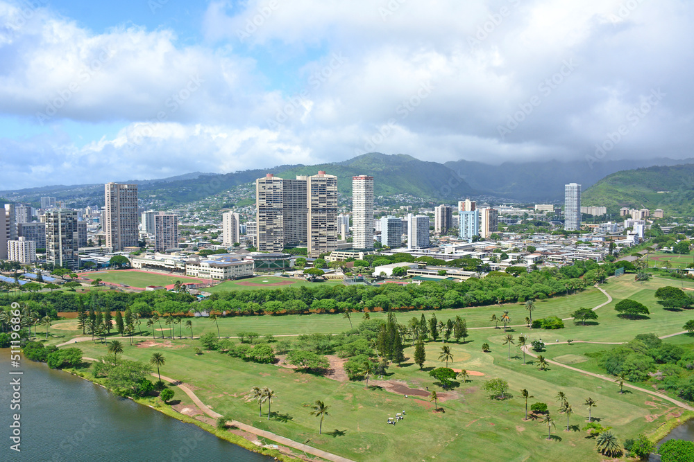 Obraz premium Views of Honolulu with public golf course