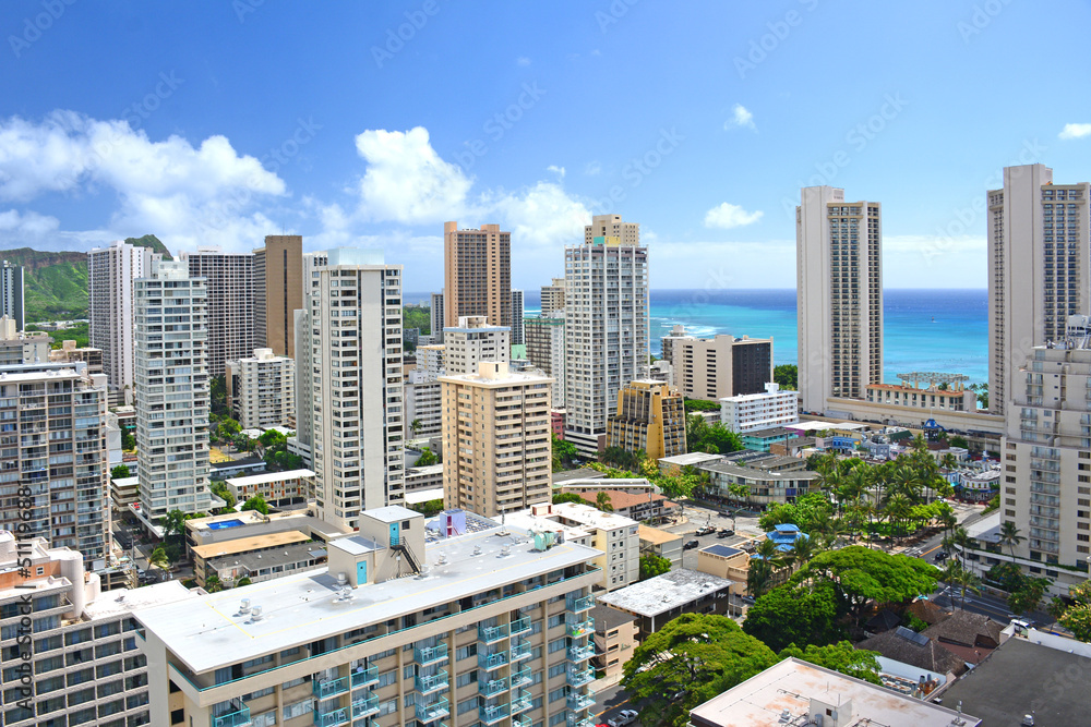 Fototapeta premium Overlooking Waikiki with surrounding high rises and ocean views