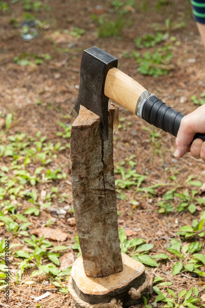 キャンプ場で薪の準備 campgrounds. Preparing firewood キャンプ場で薪の準備 campgrounds. Preparing firewood