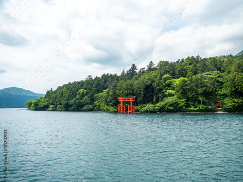 日本の観光地、箱根芦ノ湖の鳥居