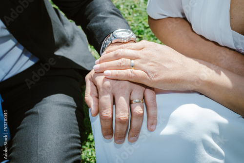 Manos de recién casados posando con sus anillos