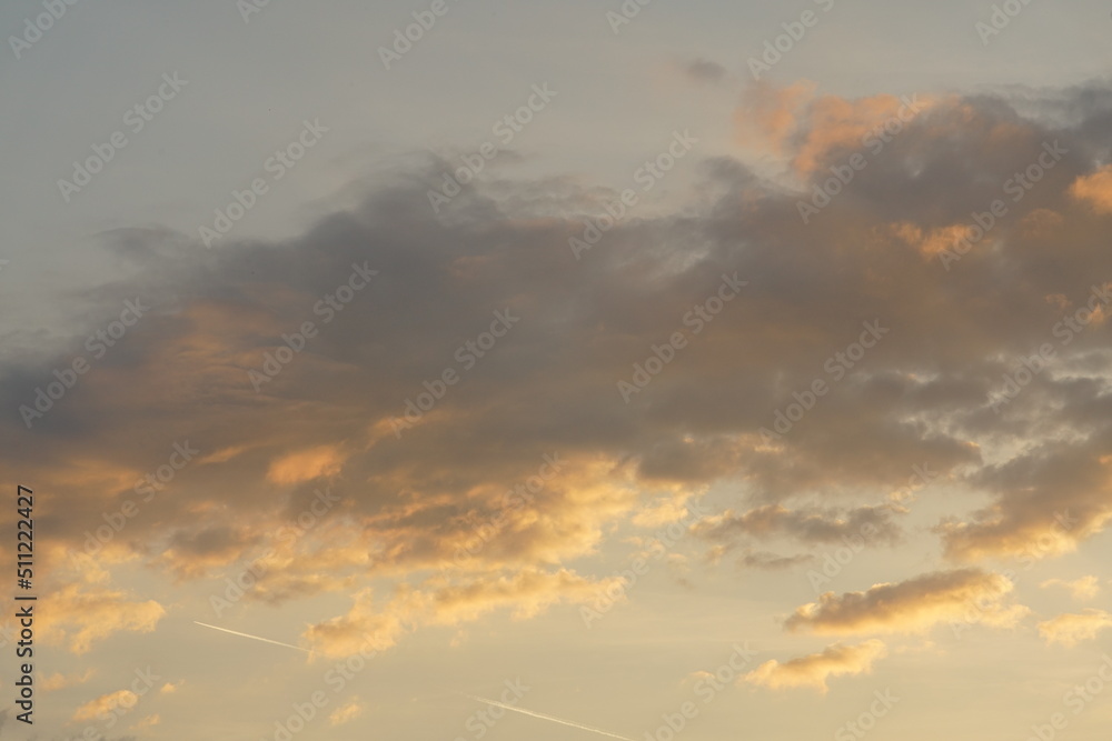 Friedliche Stimmung, Wolken Himmel heiter und schön bei Untergang der Sonne Friedliche Stimmung, Wolken Himmel heiter und schön bei Untergang der Sonne