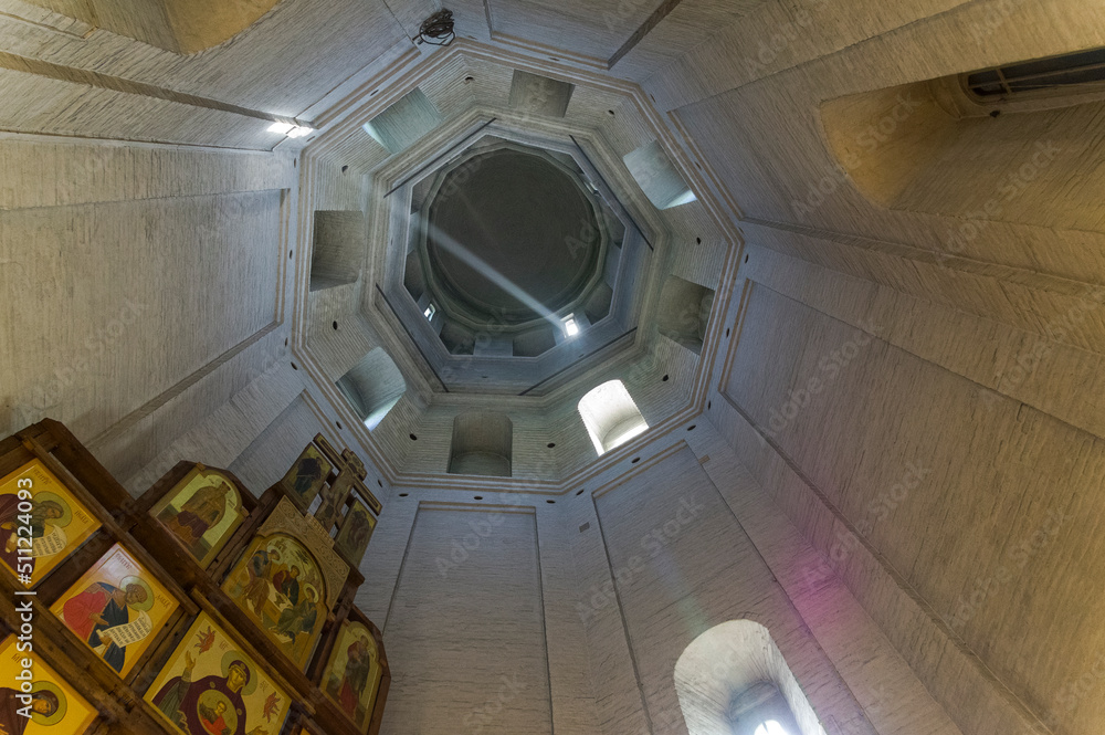 Fototapeta premium Ray of sunlight under the dome of the temple.