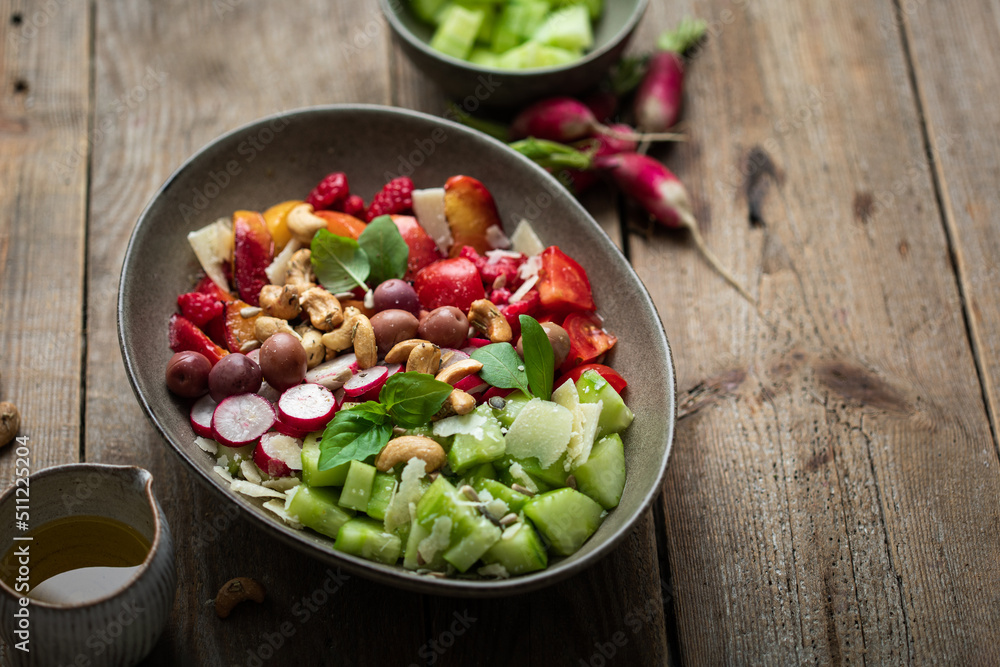 bowl salade fraîche composée crudités méditerranéenne avec fruits et crudités bowl salade fraîche composée crudités méditerranéenne avec fruits et crudités