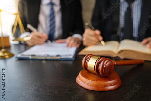Foto Lawyer or judge reading the law in client's trial at the lawyer's office, litigation consultation ideas with lawyers
