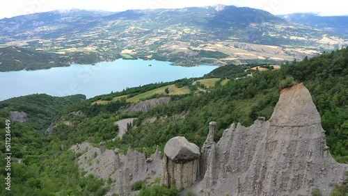 Flug über die Demoiselles Coiffées, Feenkamine, Säulen. geologisches Phänomen, Weiter Blick, See, Wald, Provence Alpen Côte d’Azur, Frankreich photo