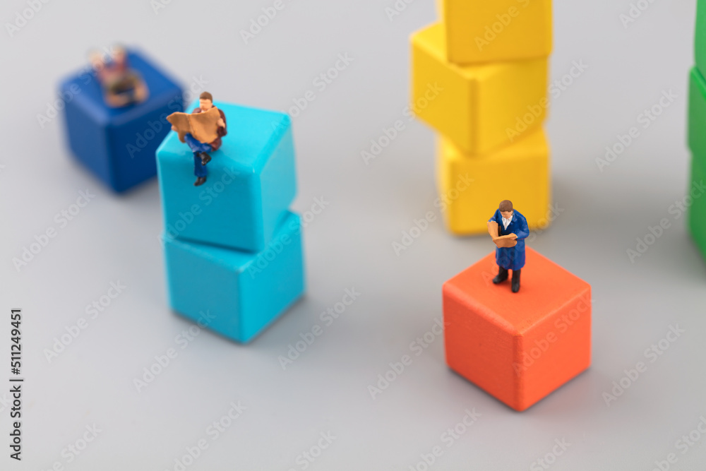 Obraz premium Readers at different levels in the miniature world