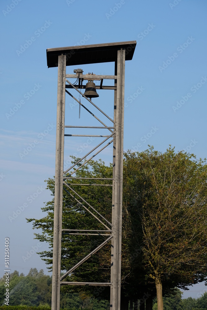 FU 2020-08-11 Fries T2 161 Am Holzturm hängt eine Glocke