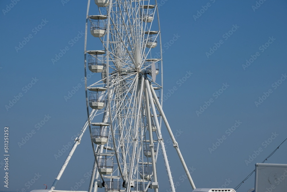 FU 2020-08-12 Fries T3 564 Weißes Riesenrad unter blauem Himmel