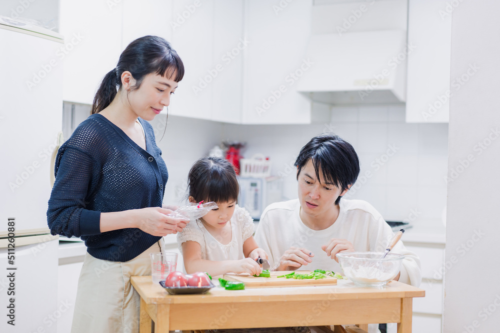 子供と一緒にクッキングをする家族 子供と一緒にクッキングをする家族