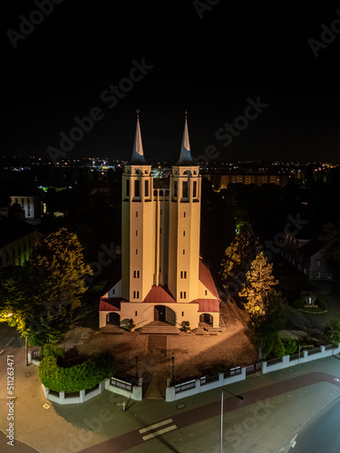 monumentalny kościół katolicki w Opolu Szczepanowicach z wielkimi wieżami w nocy photo