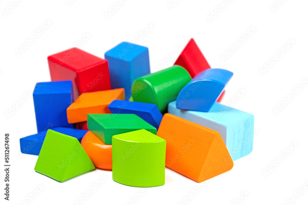 Holzbausteine in verschiedenen Formen und Farben vor weißem Hintergrund Holzbausteine in verschiedenen Formen und Farben vor weißem Hintergrund