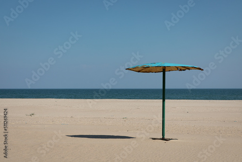 beach umbrella and chairs © Maqqerso