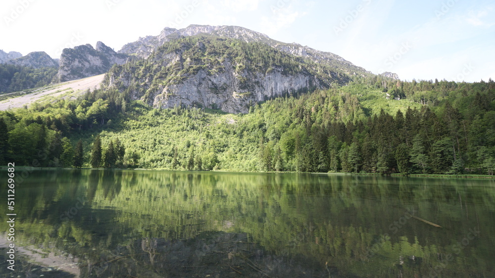 schöner berg see an einem sommer tag