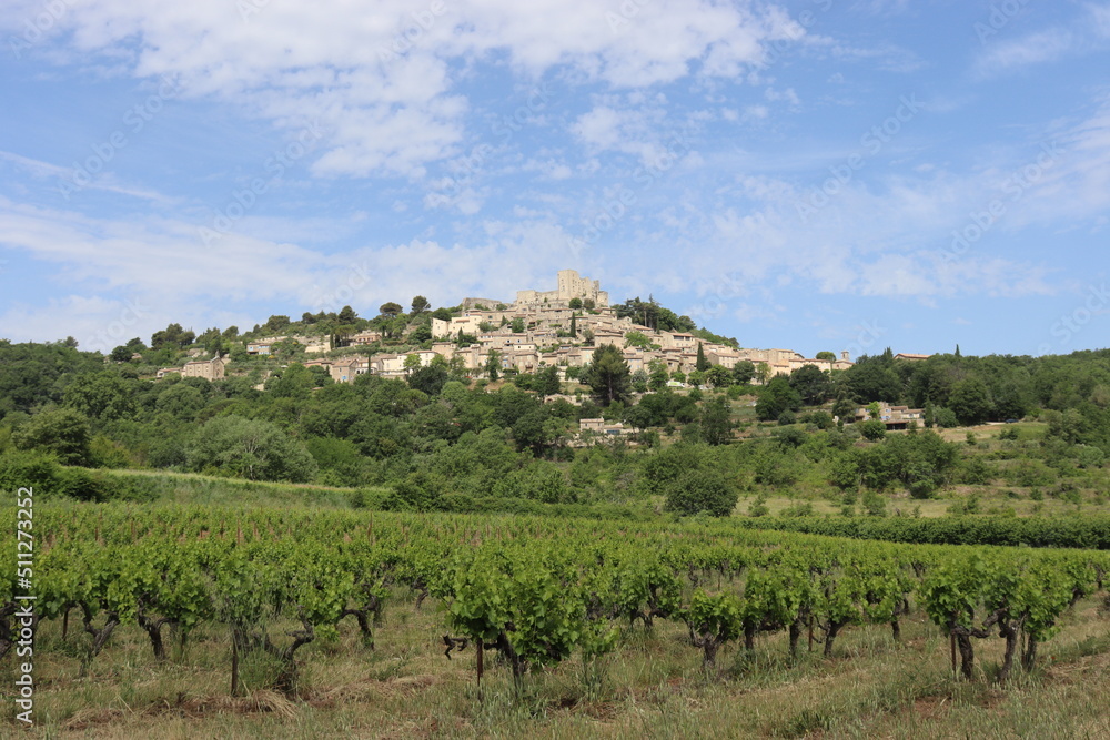 Blick auf das Dorf Lacoste im Luberon, Provence, Frankreich