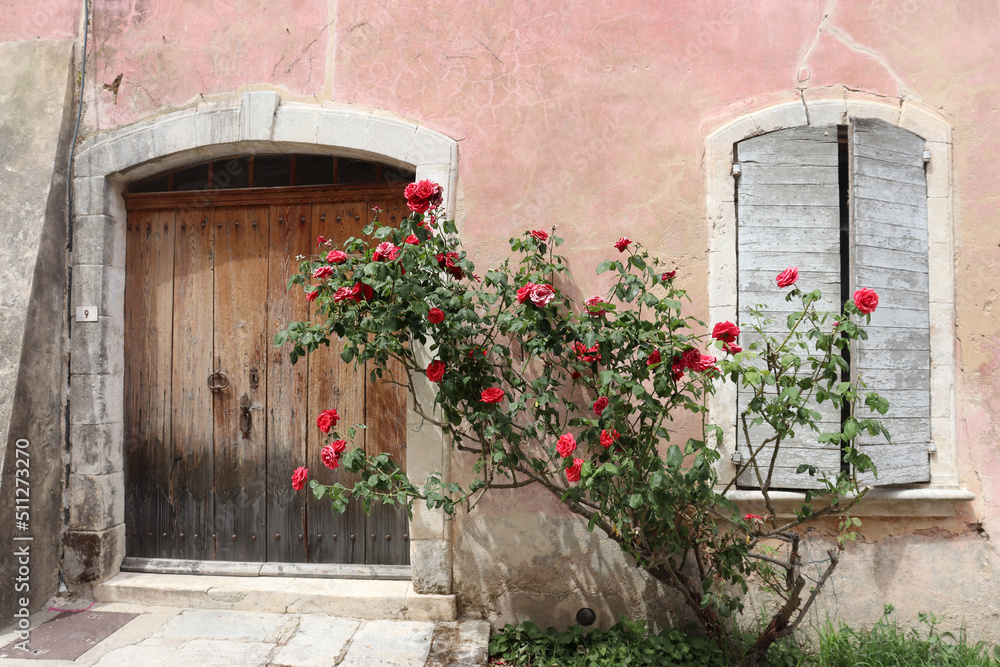 Provence: Mediterrane rosa Altbaufassade mit Fensterläden	