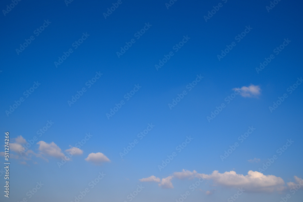 青い空と白い雲 青空 背景素材 Stock Photo | Adobe Stock