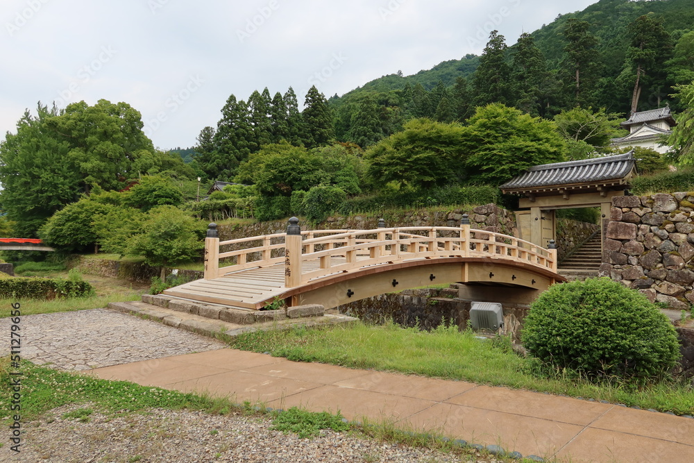 The entrance Tojyo-bashi Bridge to Isushi-jyo Castle at Izushi-cho Town in Toyooka City in Hyogo Prefecture in Japan 日本の兵庫県豊岡市出石町にある出石城への入り口の登城橋