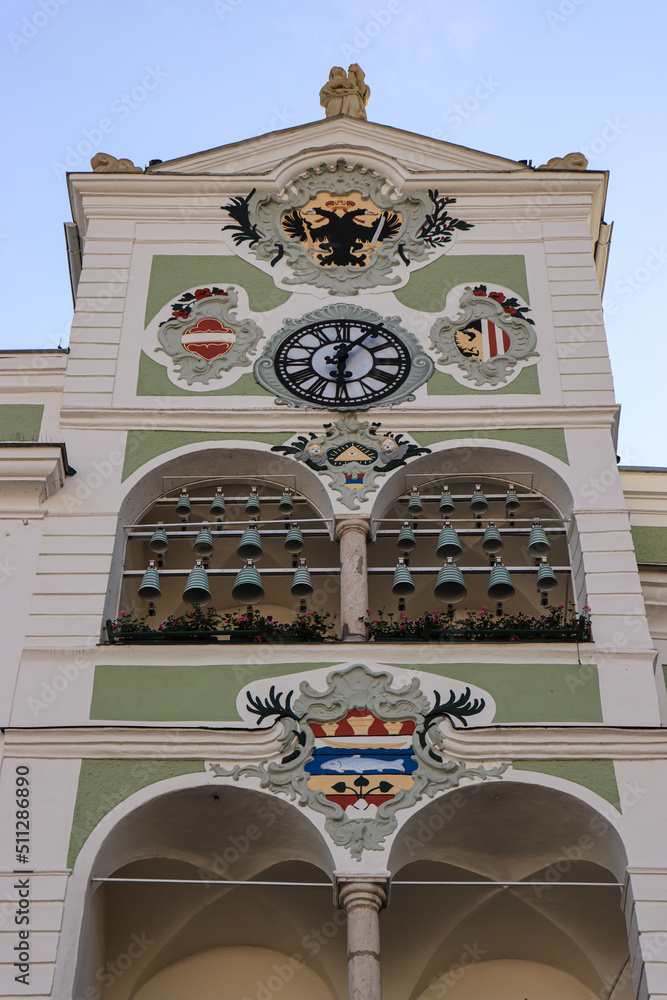 Gmunden im Salzkammergut; Wappen und Glockenspiel am Rathaus foto de