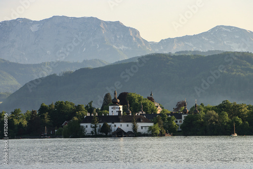 Wallpaper Mural Romantisches Salzkammergut; Blick von Gmunden über das Seeschloss Ort zum Höllengebirge Torontodigital.ca