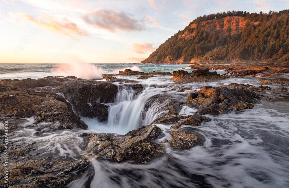 Fototapeta premium Beautiful sunset Thor's Well, Oregon. Peaceful, calm, relaxing. 