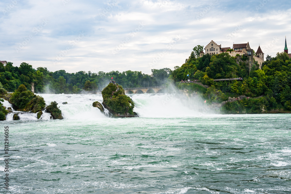 Beliebtes Ausflugsziel Rheinfälle bei Schaffhausen im Deutsch-Schweizer Grenzgebiet