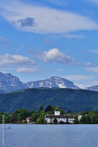 Schloss Ort am malerischen Traunsee, Gmunden, Österreich, vertikal