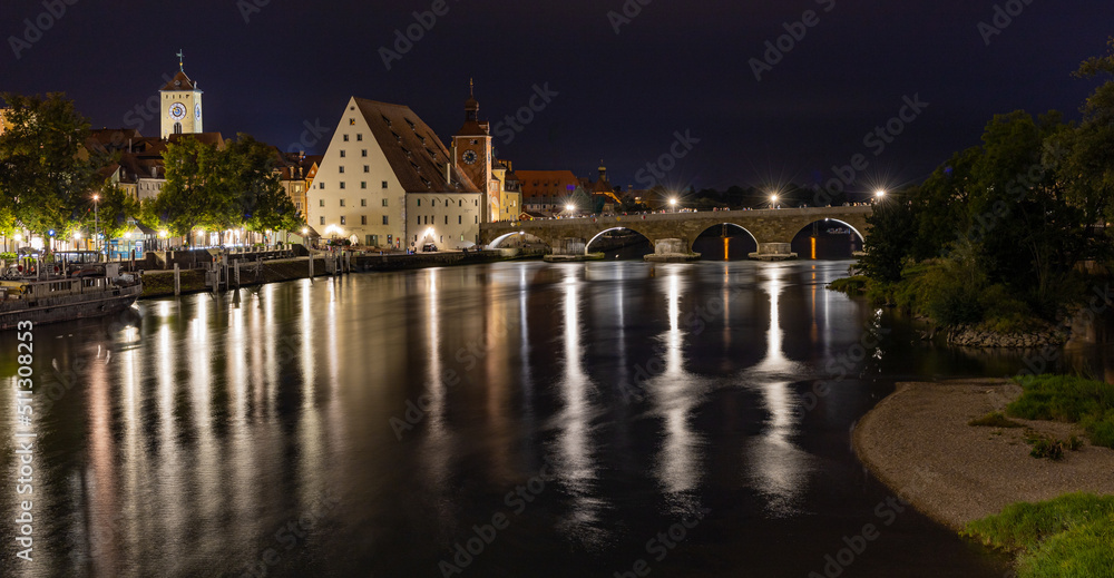 Fototapeta premium Regensburg bei Nacht