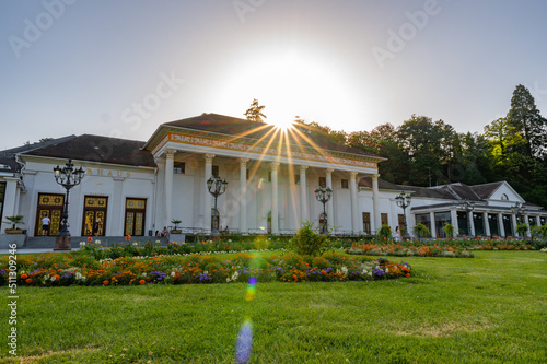 Baden-Baden Casino mit Sonnenstern und Blumen im Vordergrund