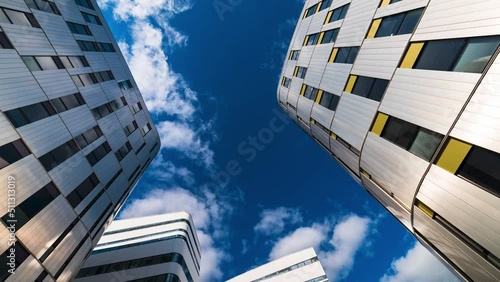 Timelapse de nuages au dessus de bâtiments.