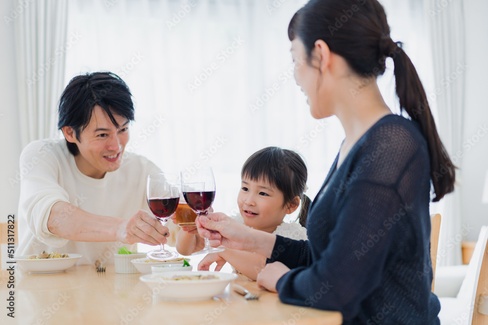 子供と一緒に乾杯をする家族 子供と一緒に乾杯をする家族