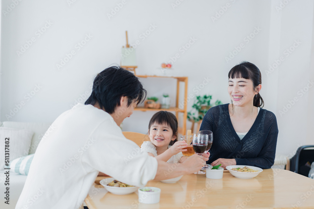 子供と一緒に乾杯をする家族