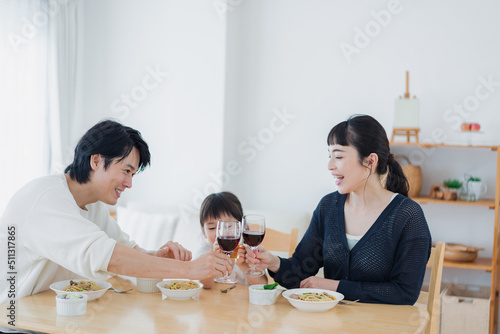 子供と一緒に乾杯をする家族