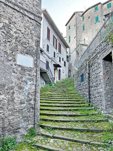escalera con césped verde