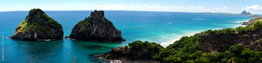 O maravilhoso arquipélago de Fernando de Noronhas com a mais bela formação rochosa do morro dois irmãos