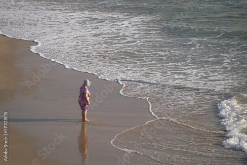 Anciana mirando al amar.