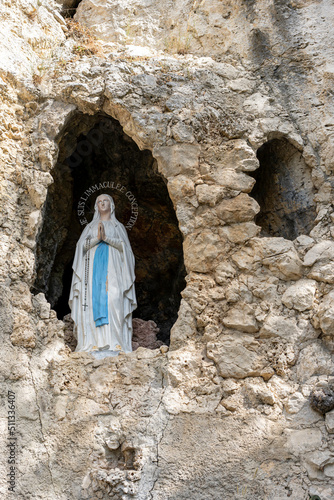 statue de la Marie à l'abbaye d'Aiguebelle