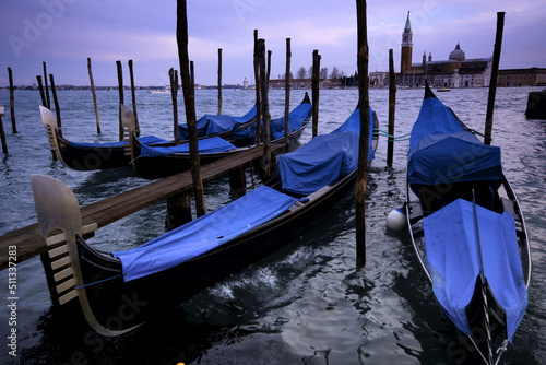 Gondolas frente a San Giorgio Maggiore. Venecia.Véneto. Italia. © Tolo