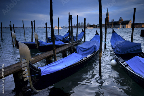 Gondolas frente a San Giorgio Maggiore. Venecia.Véneto. Italia. © Tolo