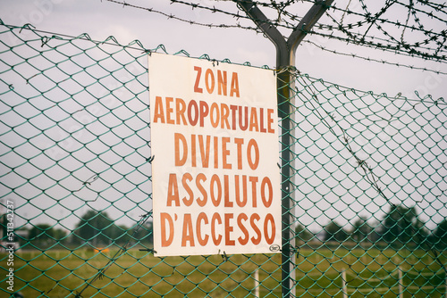 Zona aeroportuale divieto di accesso. Italian Airport 