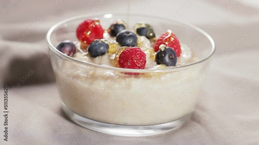 Adding Honey and Milk to Oatmeal Adding Honey and Milk to Oatmeal