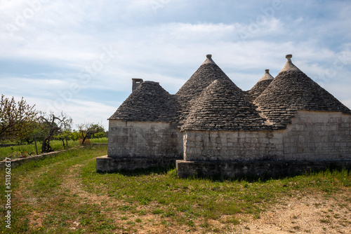 przepiękne, tradycyjne pasterskie domki Trullo będące symbolem Alberobello, małej miejscowości w Pugli na południu Włoch